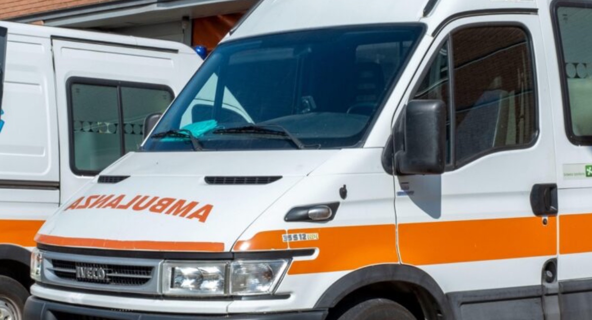 Incidente stradale a Fiumicino, auto si ribalta: un morto e tre feriti