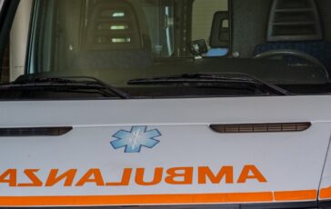 morto travolto palo luce