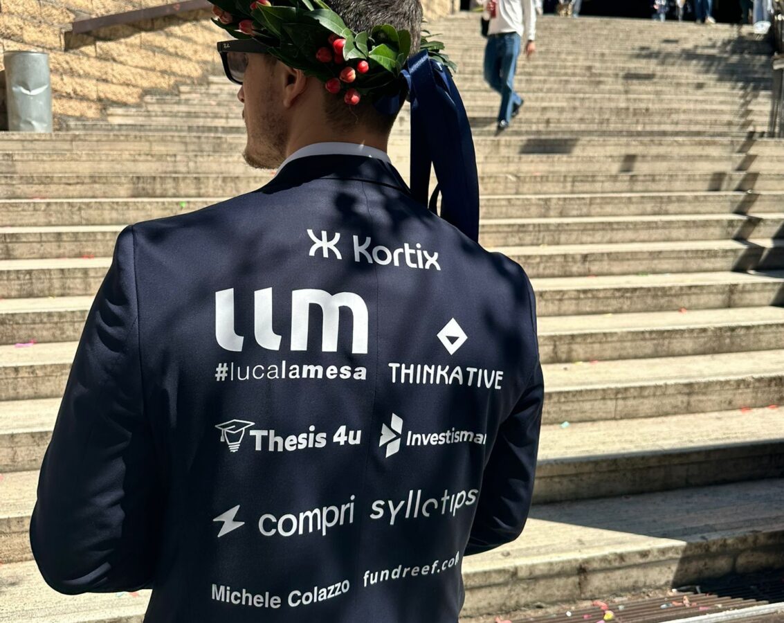 Nove loghi sulla giacca: quando la laurea diventa un’estensione della carriera