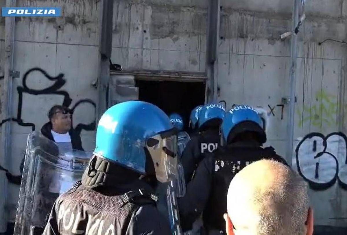 Adescata, segregata e costretta a violenze sessuali di gruppo per tre giorni: 5 fermi a Roma