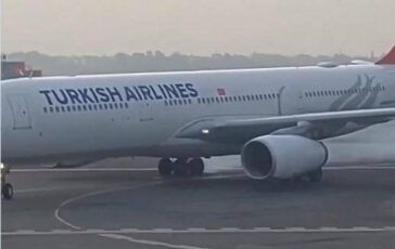 Aereo prende fuoco dopo atterraggio a Kathmandu in Nepal 364x230