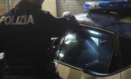 Aggredito e accoltellato in piazza a Prato 23enne in fin di vita. Fermati due uomini 265x160