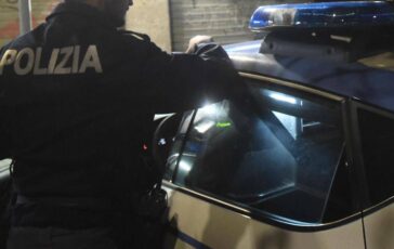 Aggredito e accoltellato in piazza a Prato 23enne in fin di vita. Fermati due uomini 364x230