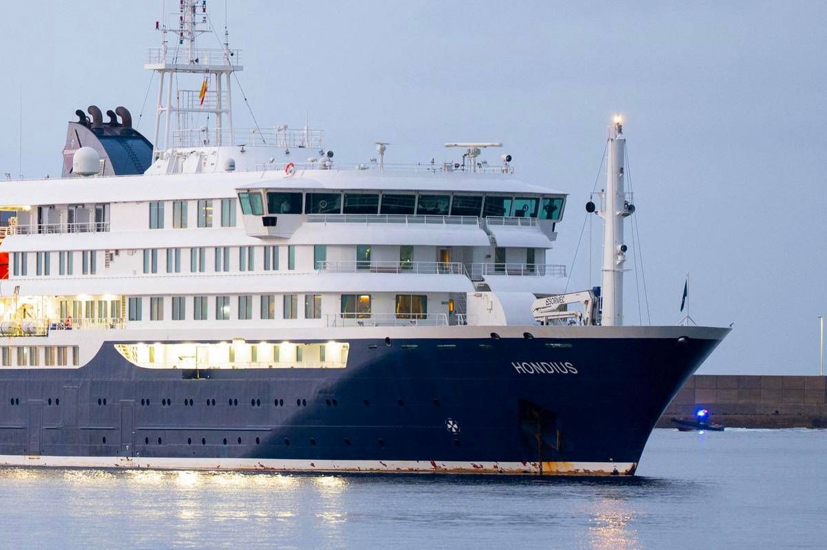 Allerta Hantavirus, la nave Hondius arrivata a Tenerife: delegazione Oms al porto di Granadilla