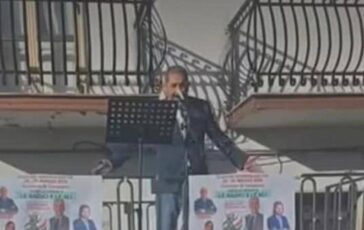 Amministrative candidato sindaco del cosentino sale sul palco vestito da Pinocchio 364x230