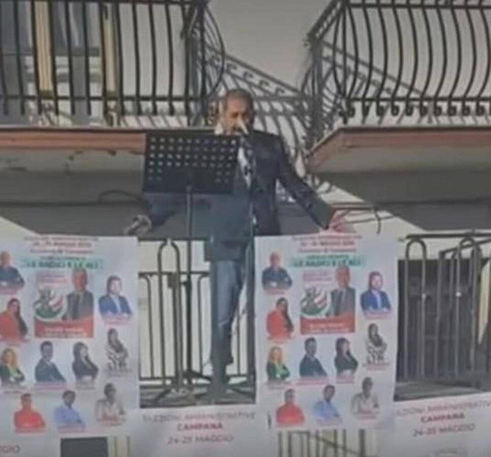Amministrative, candidato sindaco del cosentino sale sul palco vestito da Pinocchio