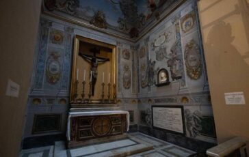 Angelo di San Lorenzo in Lucina nuove polemiche ora somiglia a Marina Berlusconi 364x230