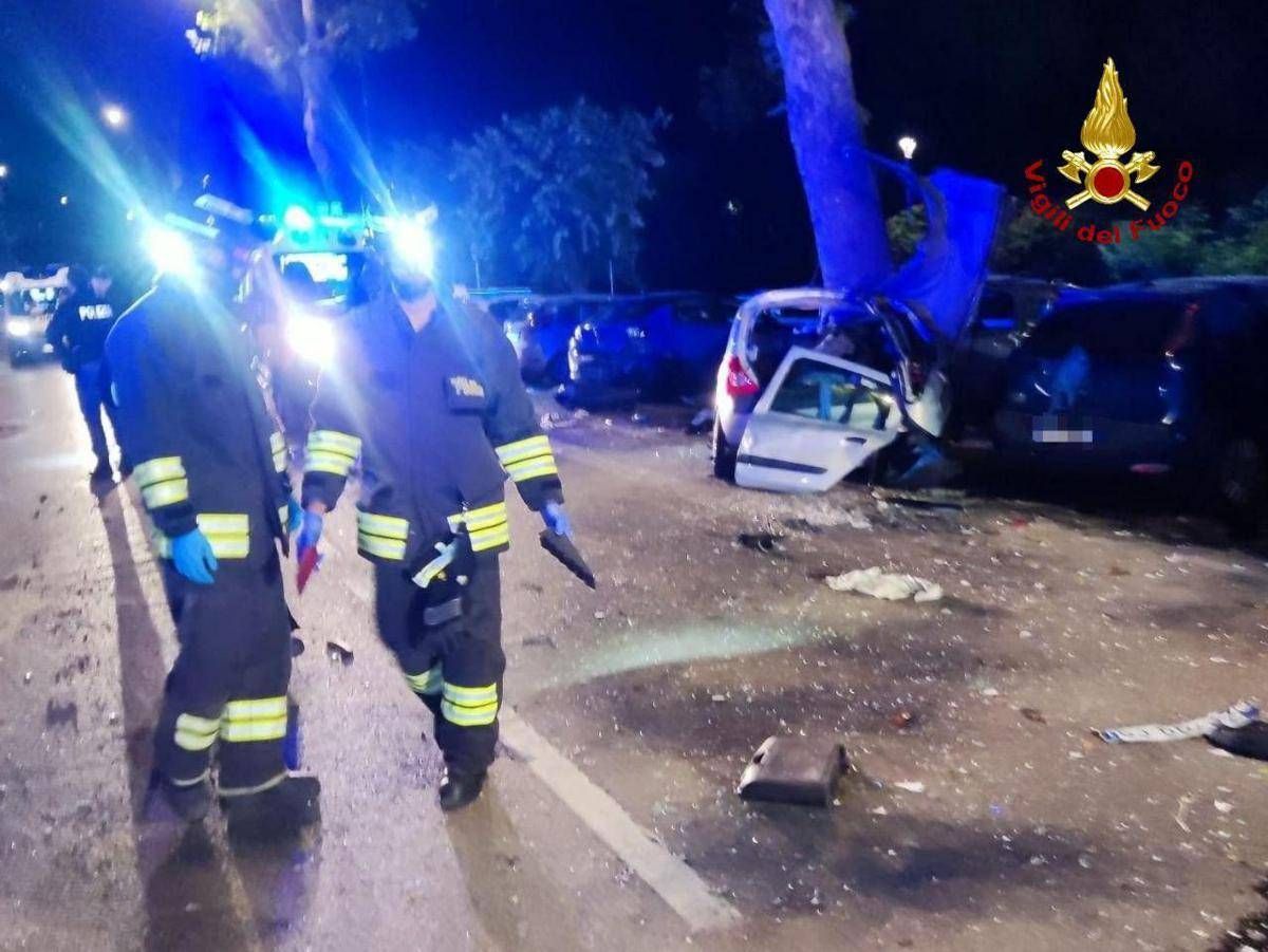 Auto contro albero a Forlì, morte due ragazze