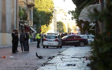 Auto sulla folla a Modena gravi ma stabili le condizioni di quattro feriti 364x230
