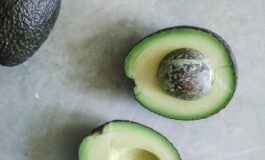 Avocado tutto su questo superfood pochi zuccheri tanto potassio e aiuta il cuore 265x160