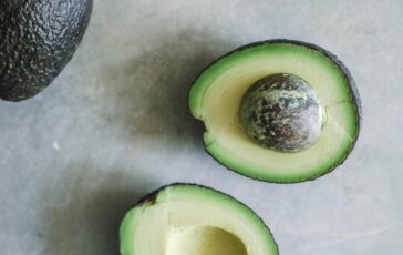 Avocado tutto su questo superfood pochi zuccheri tanto potassio e aiuta il cuore 364x230