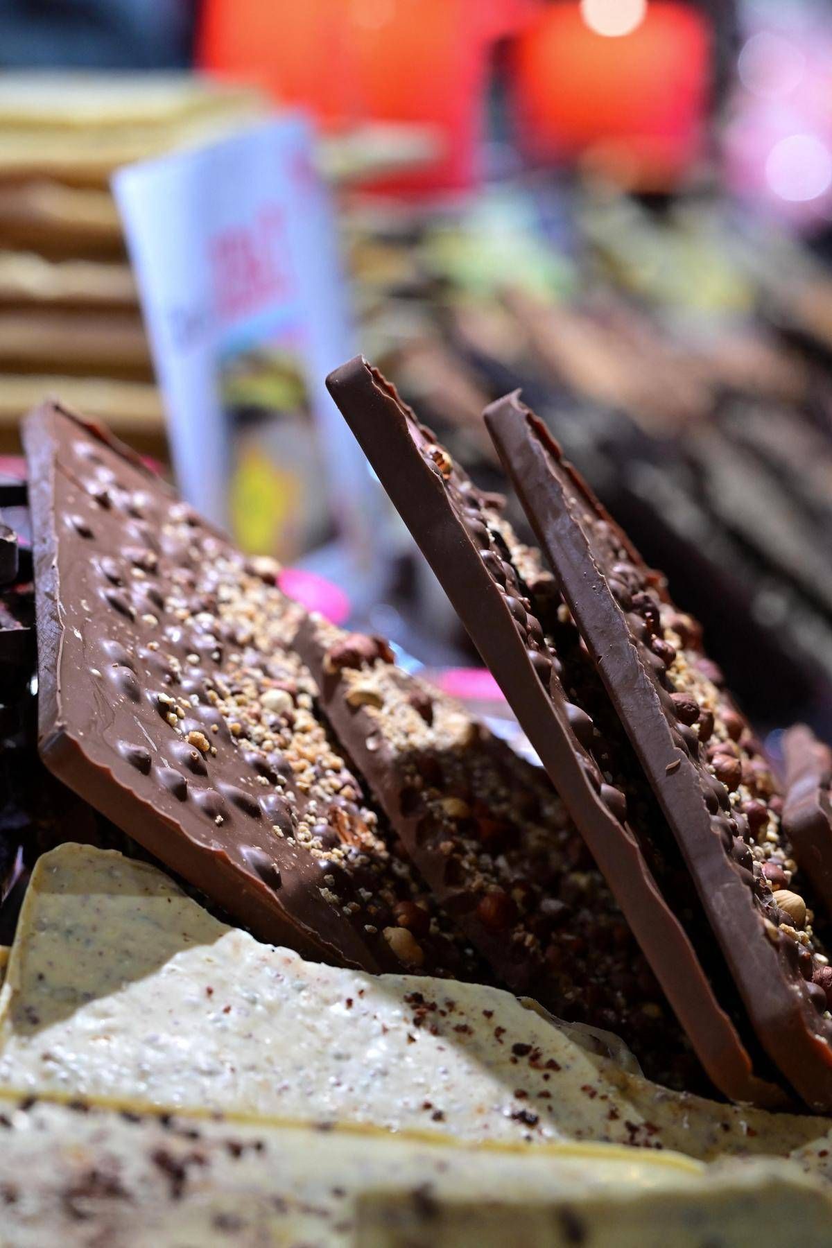 Bandiera verde dei pediatri a Modica citta del cioccolato. Simbolo di salute strategico a colazione