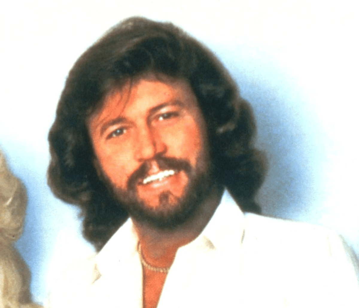 Barry Gibb vittima di fake new, i fan piangono (per errore) l'ultimo Bee Gees ancora in vita