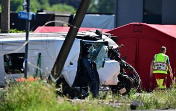 Belgio treno travolge scuolabus a un passaggio a livello diverse vittime 364x230