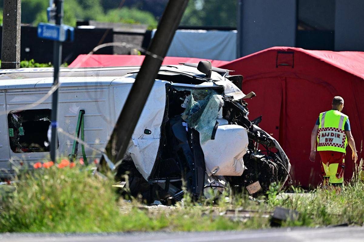 Belgio, treno travolge scuolabus a un passaggio a livello: diverse vittime