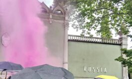 Pussy Riot prend d'assaut le pavillon russe avec des fumigènes 265x160