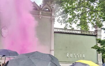 Biennale Arte blitz delle Pussy Riot al padiglione russo lanciati fumogeni 364x230