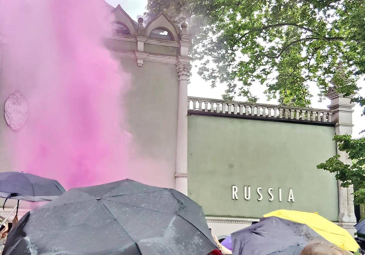 Biennale Arte, blitz delle Pussy Riot al padiglione russo: lanciati fumogeni