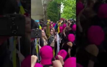 Biennale di Venezia la protesta di PussyRiot e Femen Il sangue e larte della Russia 364x230