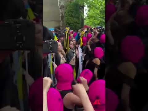 Biennale di Venezia, la protesta di PussyRiot e Femen: “Il sangue è l'arte della Russia”