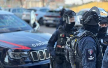 Blitz antidroga tra Ostia e Fiumicino controlli dei Carabinieri con elicottero e unita cinofile nelle zone dello spaccio 364x230