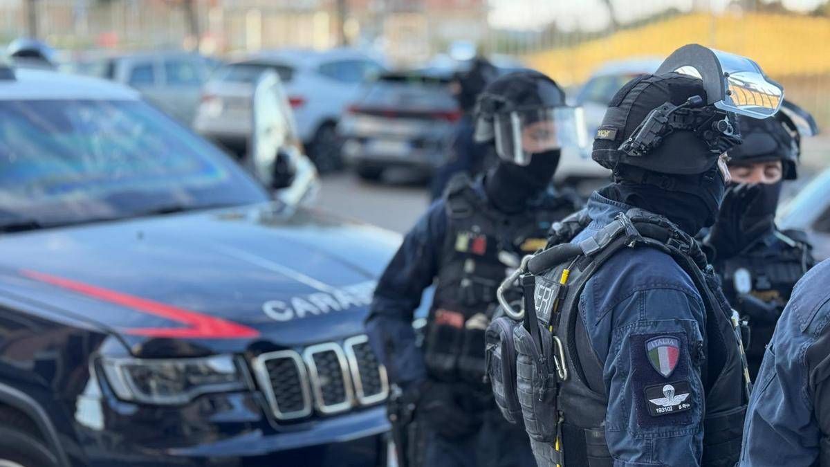 Blitz antidroga tra Ostia e Fiumicino: controlli dei Carabinieri con elicottero e unità cinofile nelle zone dello spaccio