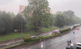 Bomba dacqua a Milano grandine diluvio e raffiche di vento poster 265x160