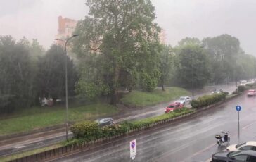 Bomba dacqua a Milano grandine diluvio e raffiche di vento poster 364x230