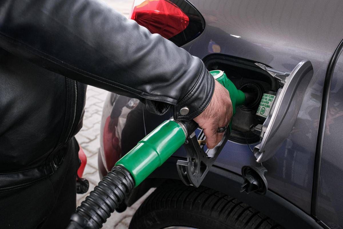 Caro carburanti, benzina supera quota 1,9 euro al litro: prima volta in due anni﻿