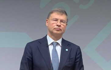 Conti pubblici Italia lUe rivaluta il deficit in autunno 364x230