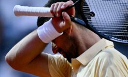 Djokovic nervoso agli Internazionali il gesto. verso il cielo 265x160