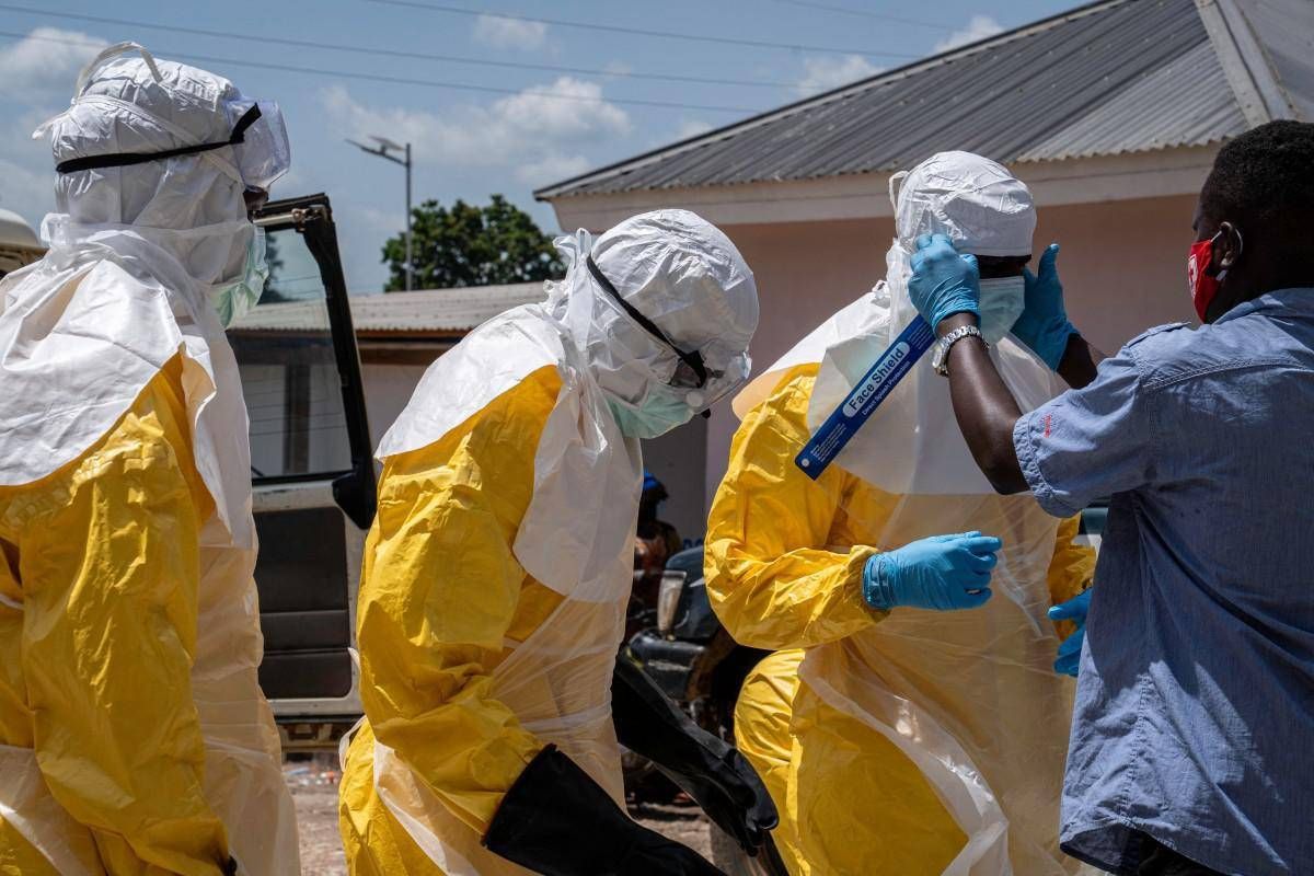Ebola, Save the Children: "Virus avanti a velocità mai vista prima. Un morto su 4 è un bambino"