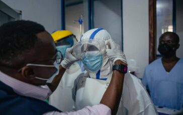 Ebola lepidemia non e sotto controllo. Lallarme e la strategia per domare il virus con Ia e vaccini 364x230