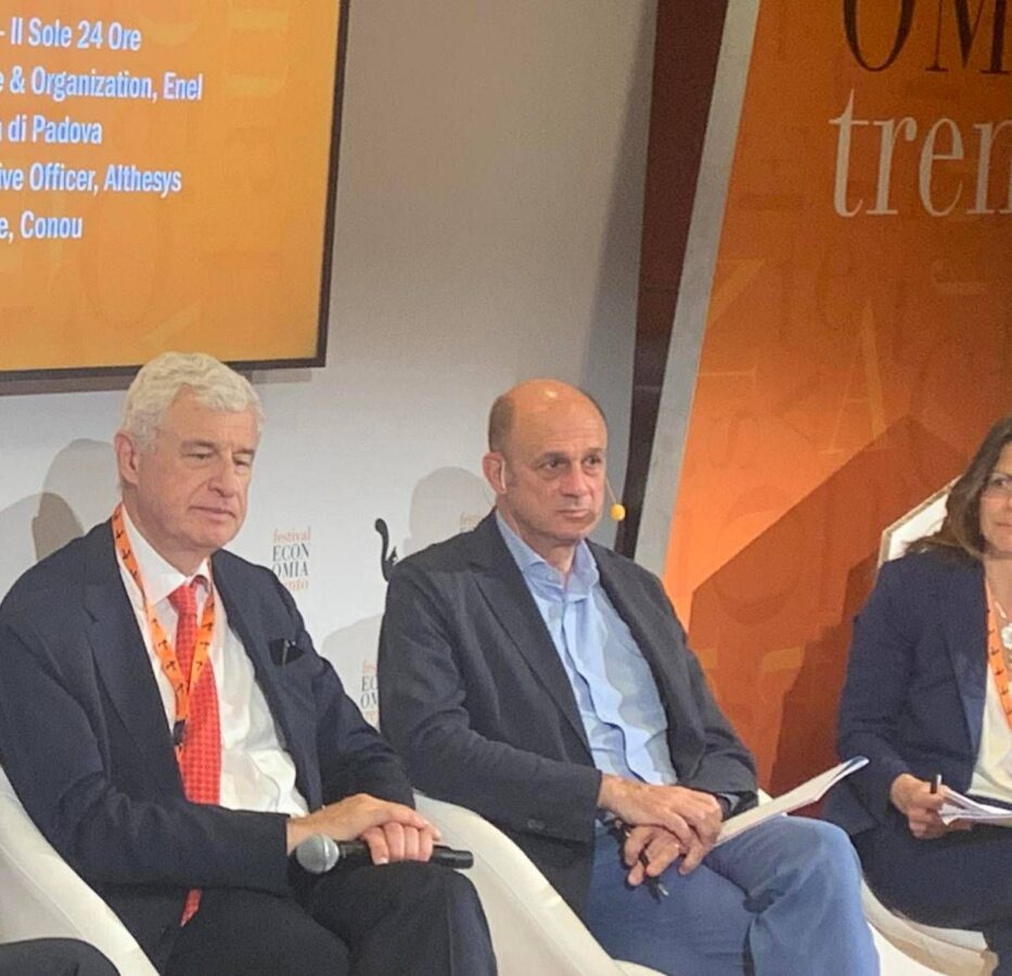 Energia, Lorenzoni: "Oggi chi autoproduce sfida i grandi fornitori"