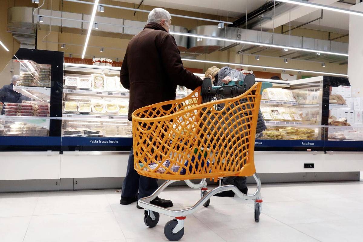 Eurispes, l’Italia del malessere: metà Paese pessimista e ceto medio sempre più povero