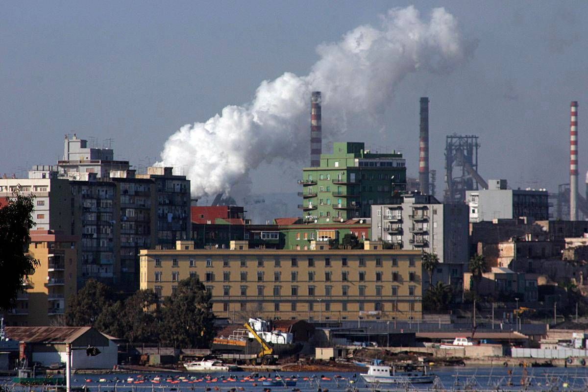 Ex Ilva Taranto incendio sullescavatore operaio scappa e riporta fratture multiple