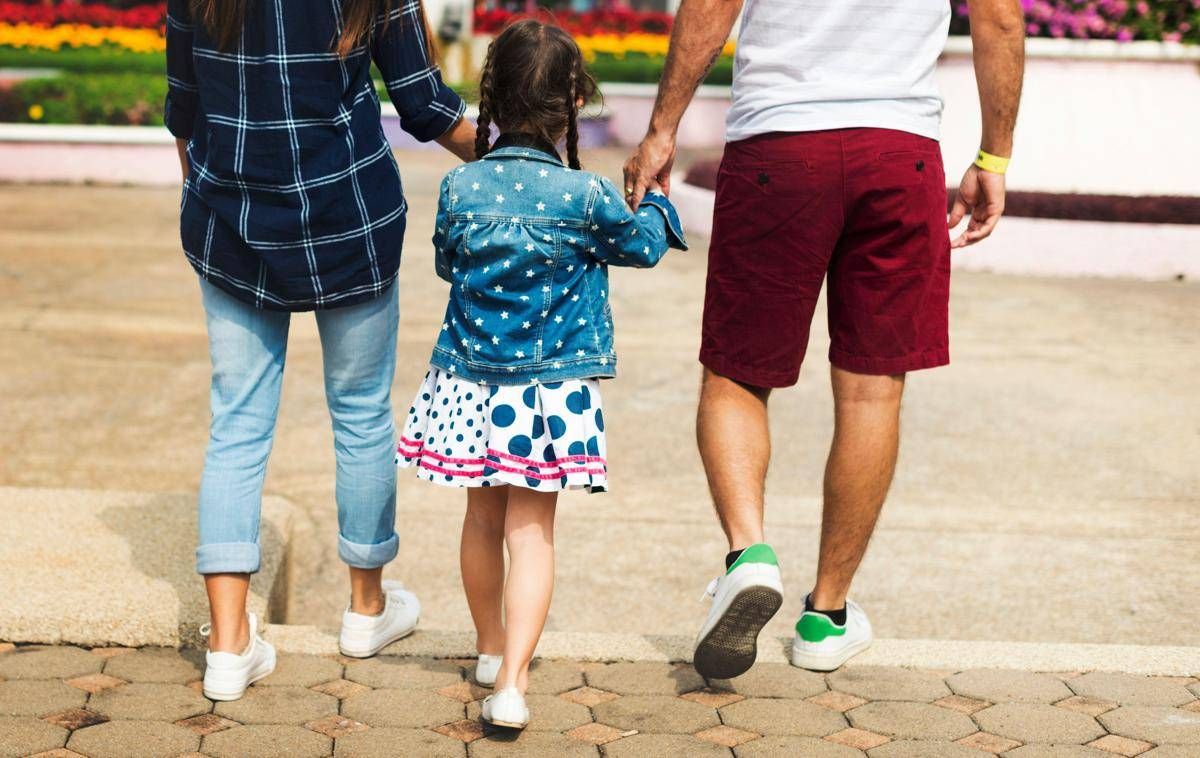 Famiglia Italia, Censis: meno figli e matrimoni, cresce l’età delle madri e le famiglie single