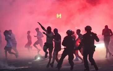Francia scontri dopo la vittoria del Psg in Champions oltre 280 arresti a Parigi 364x230