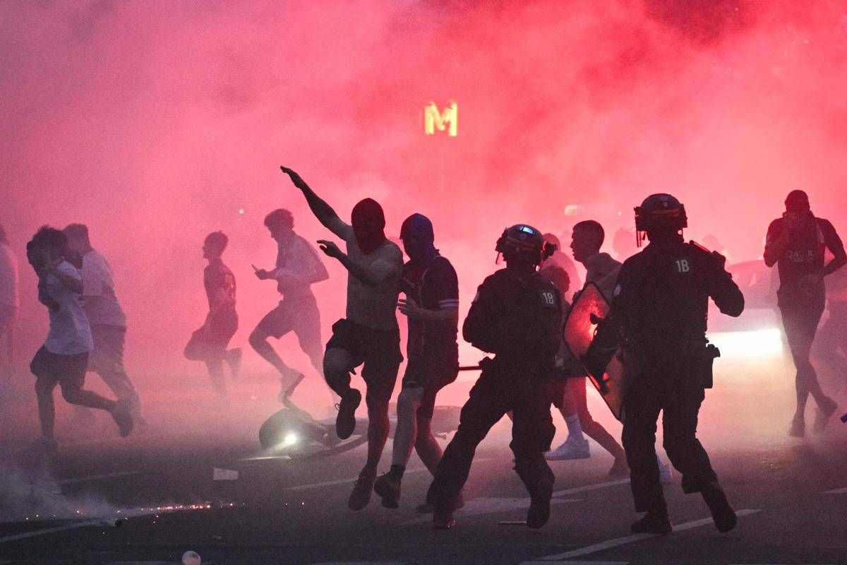 Francia, scontri dopo la vittoria del Psg in Champions: oltre 280 arresti a Parigi