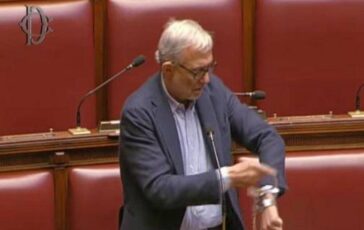 Giachetti si ammanetta al banco della Camera Io in Aula finche maggioranza non sblocca Vigilanza Rai 364x230