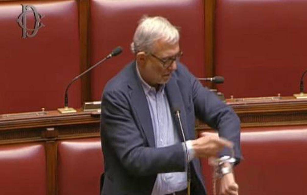 Giachetti si ammanetta al banco della Camera: "Io in Aula finché maggioranza non sblocca Vigilanza Rai"
