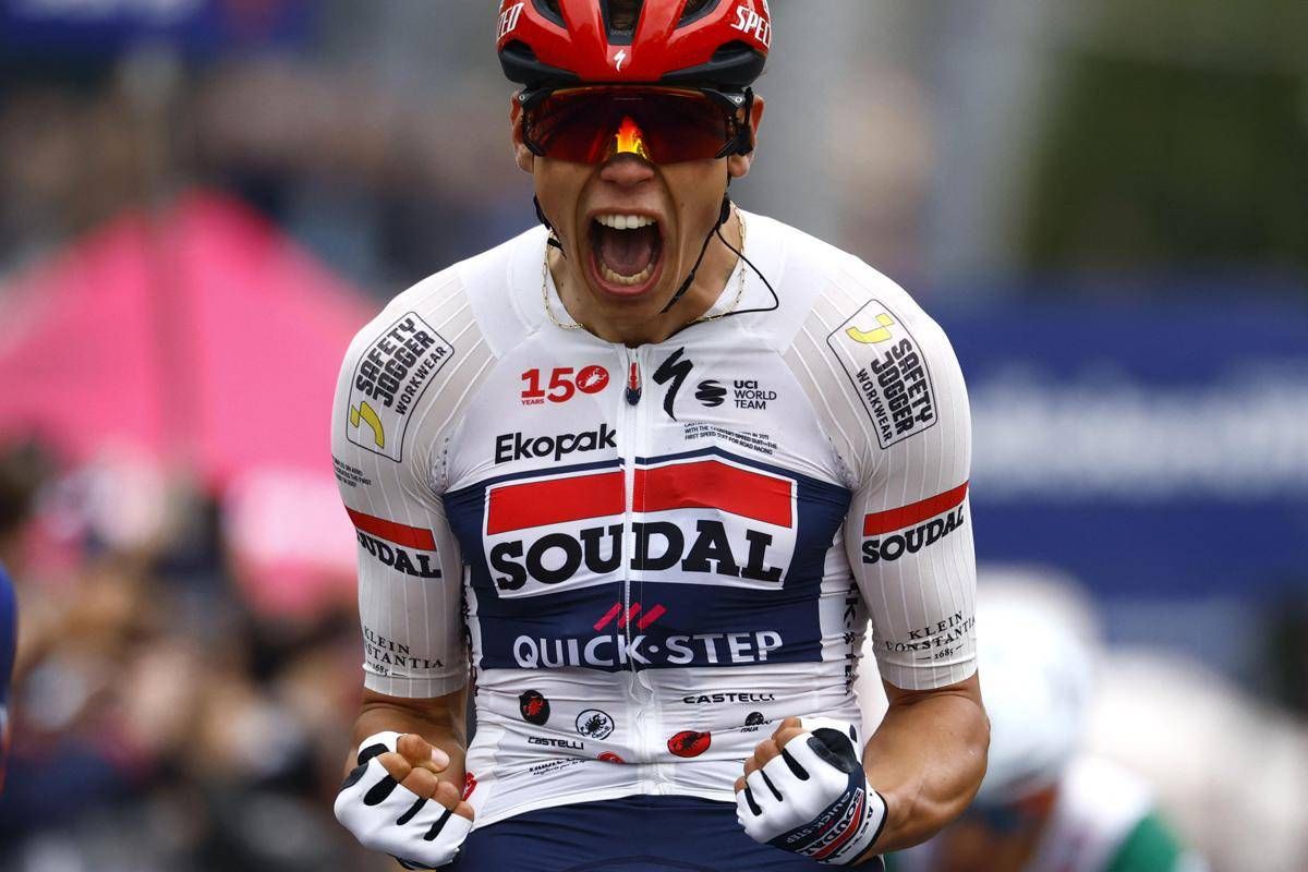 Giro d'Italia, prima tappa in volata a Magnier. Caduta di gruppo in vista del traguardo