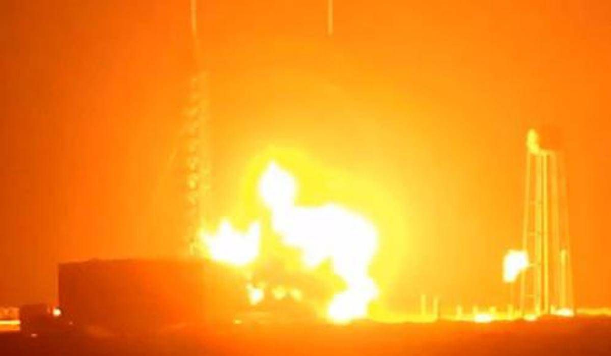Il razzo di Blue Origin esplode durante il test sulla piattaforma di lancio, Bezos: "Personale al sicuro"