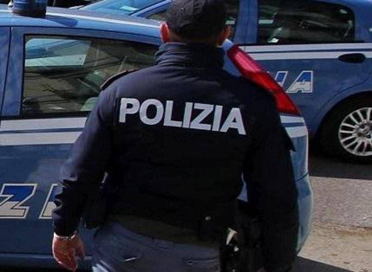 Inseguimento a Ostia, auto in fuga dalla polizia investe due ragazze