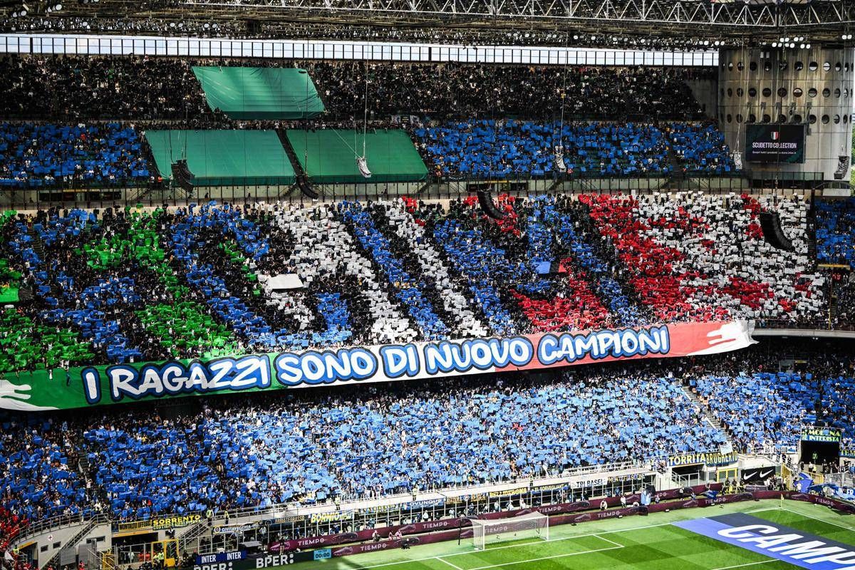 Inter, parte la festa scudetto: coppa ai nerazzurri, poi sfilata con bus scoperto a Milano - Diretta