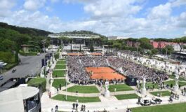 Internazionali bambini gli chiedono autografo ma. non e un tennista 265x160