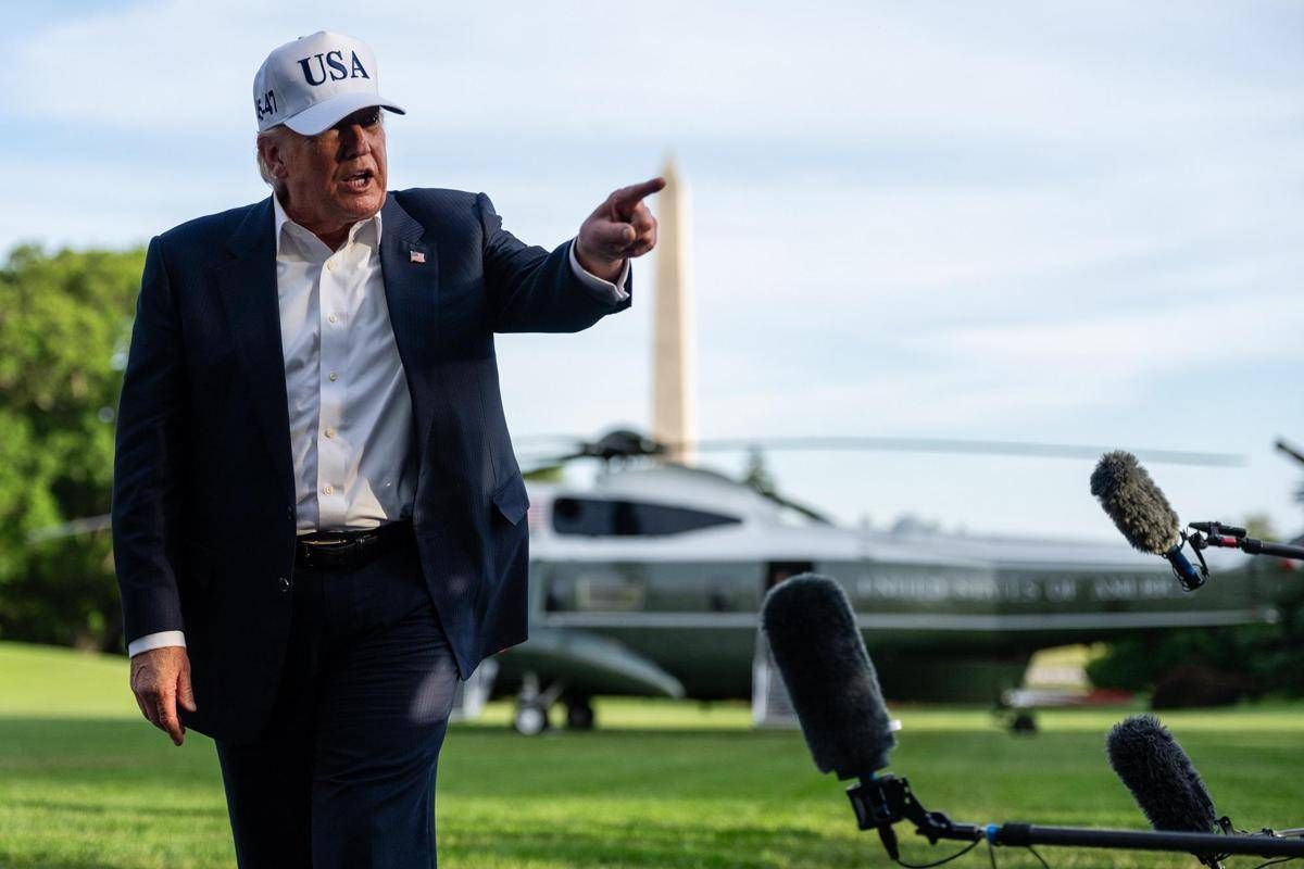 Iran, Trump: "Domani era previsto attacco, sospeso su richiesta dei leader del Golfo"