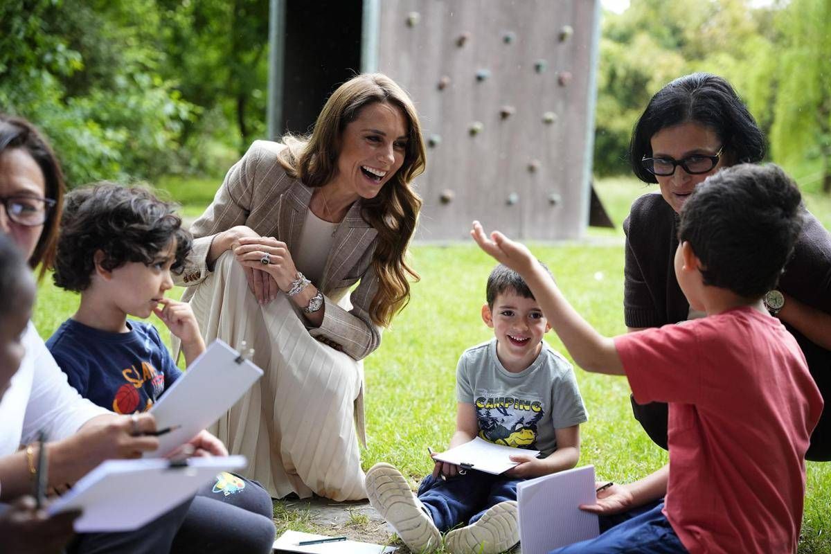 Kate a Reggio Emilia, la principessa incontra i bimbi dell'asilo modello nel verde