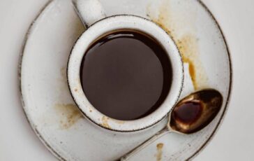 La avvelena con la candeggina nel caffe la moglie lo smaschera con una telecamera 364x230
