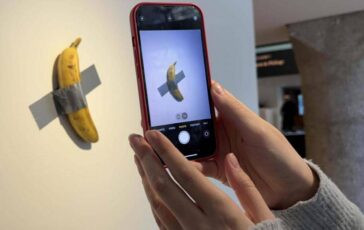 La banana di Cattelan sparisce ancora rubata dal museo Pompidou Metz in Francia 364x230